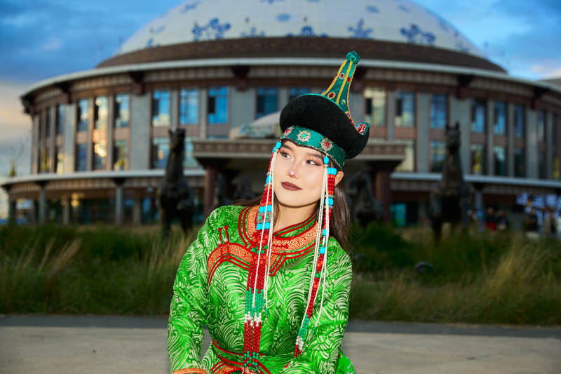 穿着蒙古族鄂尔多斯部落传统服饰的蒙族姑娘图片