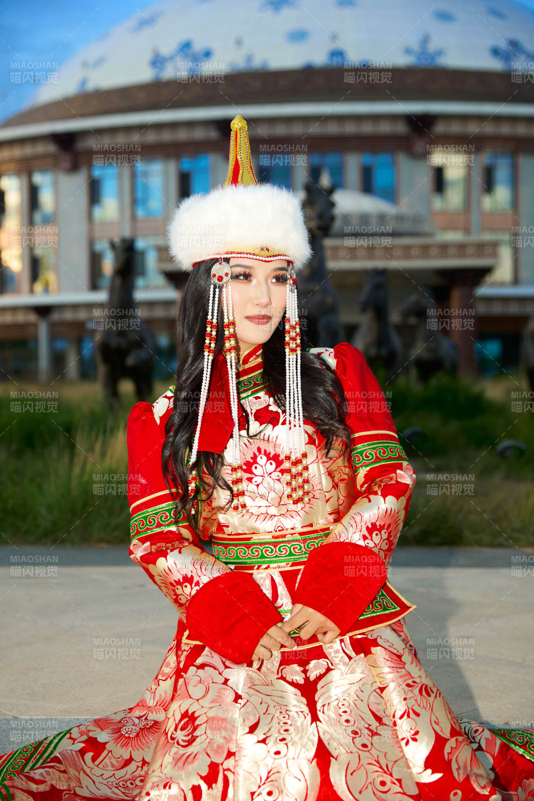 穿着蒙古族鄂尔多斯部落传统服饰的蒙族姑娘图片