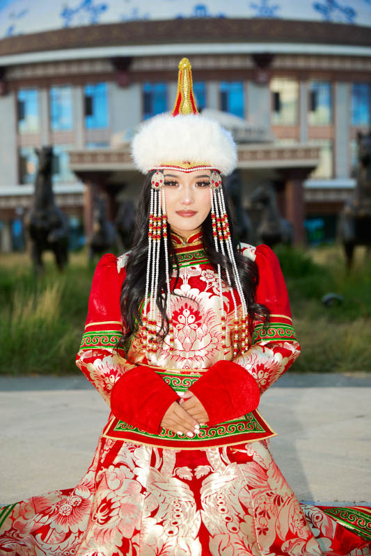 穿着蒙古族鄂尔多斯部落传统服饰的蒙族姑娘图片