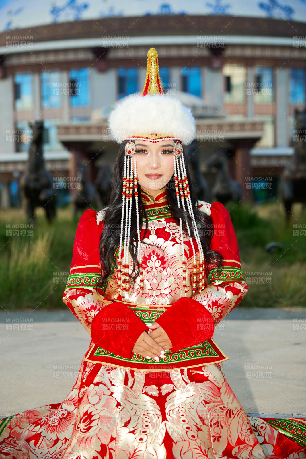 穿着蒙古族鄂尔多斯部落传统服饰的蒙族姑娘图片