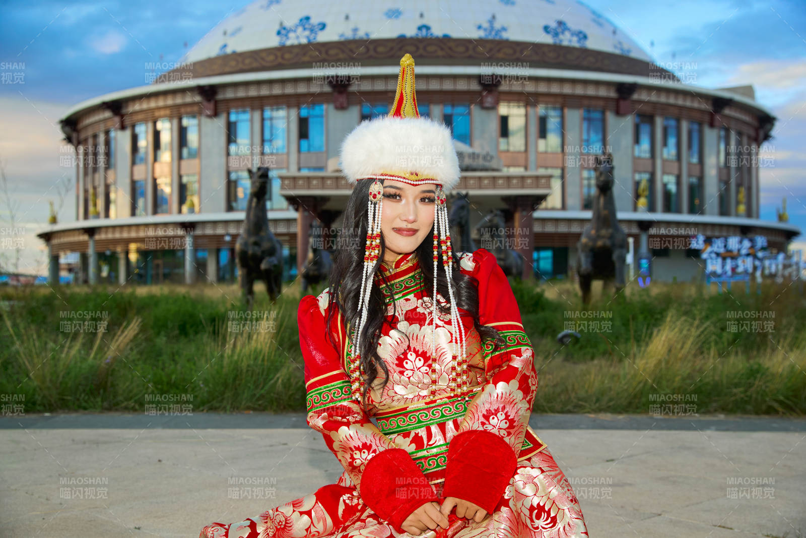 穿着蒙古族鄂尔多斯部落传统服饰的蒙族姑娘图片