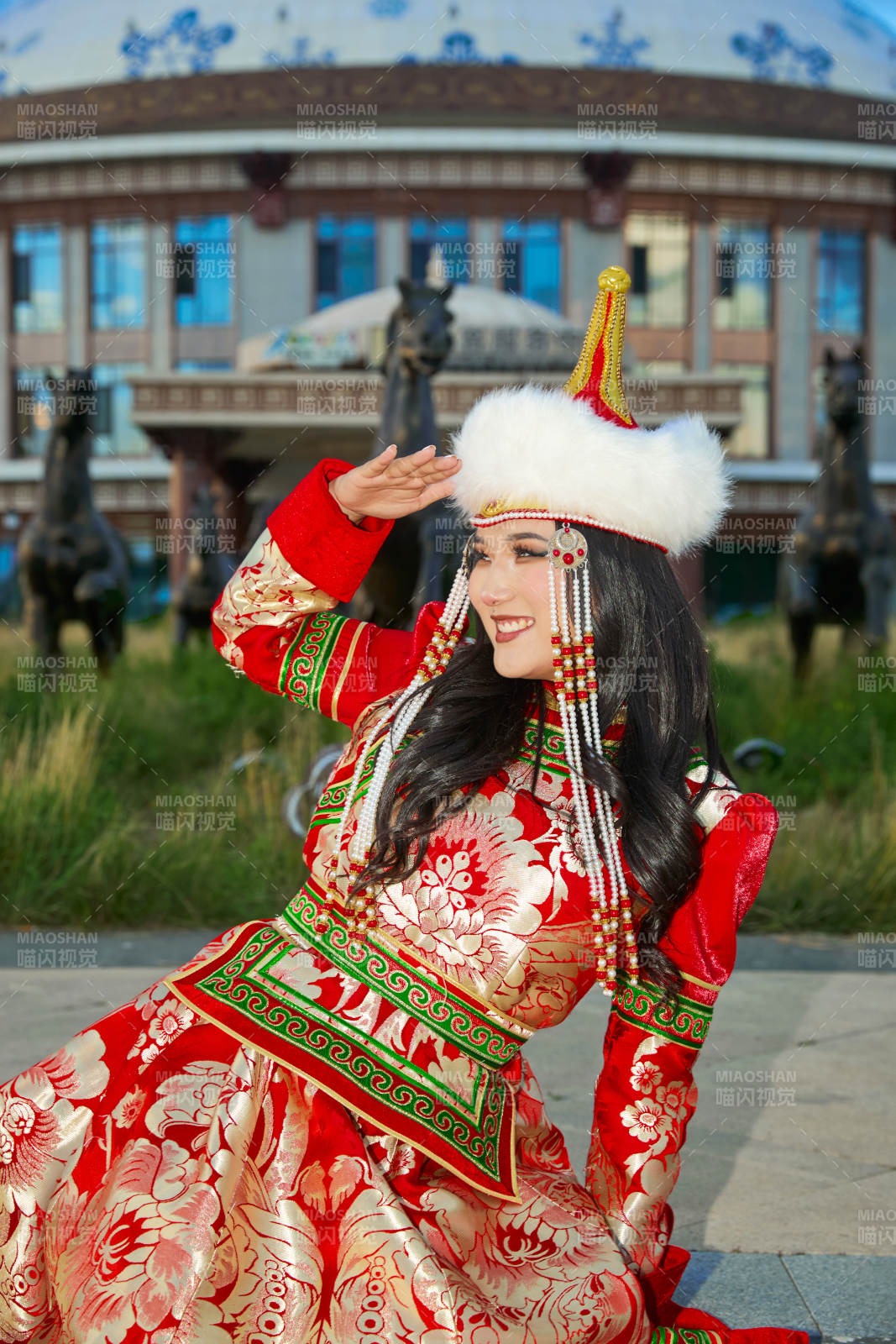 穿着蒙古族鄂尔多斯部落传统服饰的蒙族姑娘图片