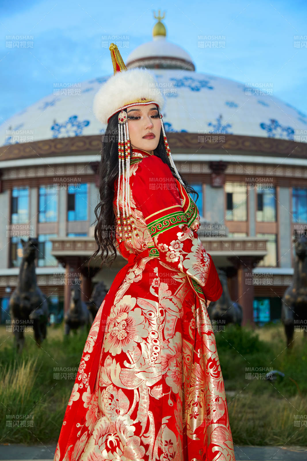 穿着蒙古族鄂尔多斯部落传统服饰的蒙族姑娘图片