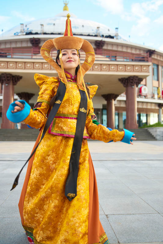 身穿蒙古族喀尔喀部落传统服饰的蒙族姑娘图片