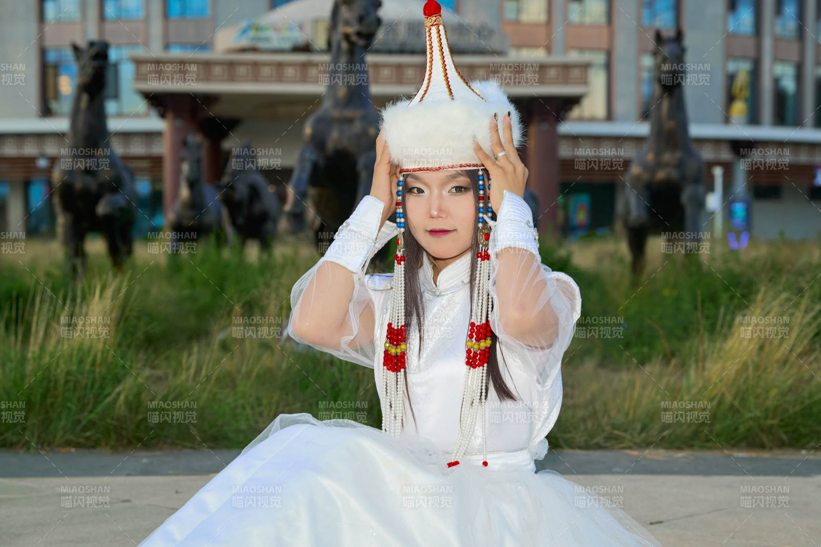 穿着蒙古族达尔罕部落传统服饰的蒙族姑娘图片