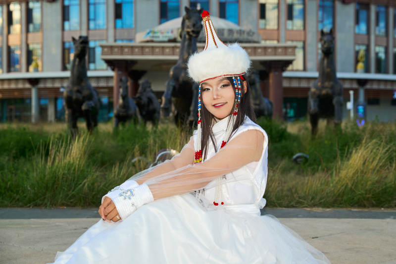 穿着蒙古族达尔罕部落传统服饰的蒙族姑娘图片