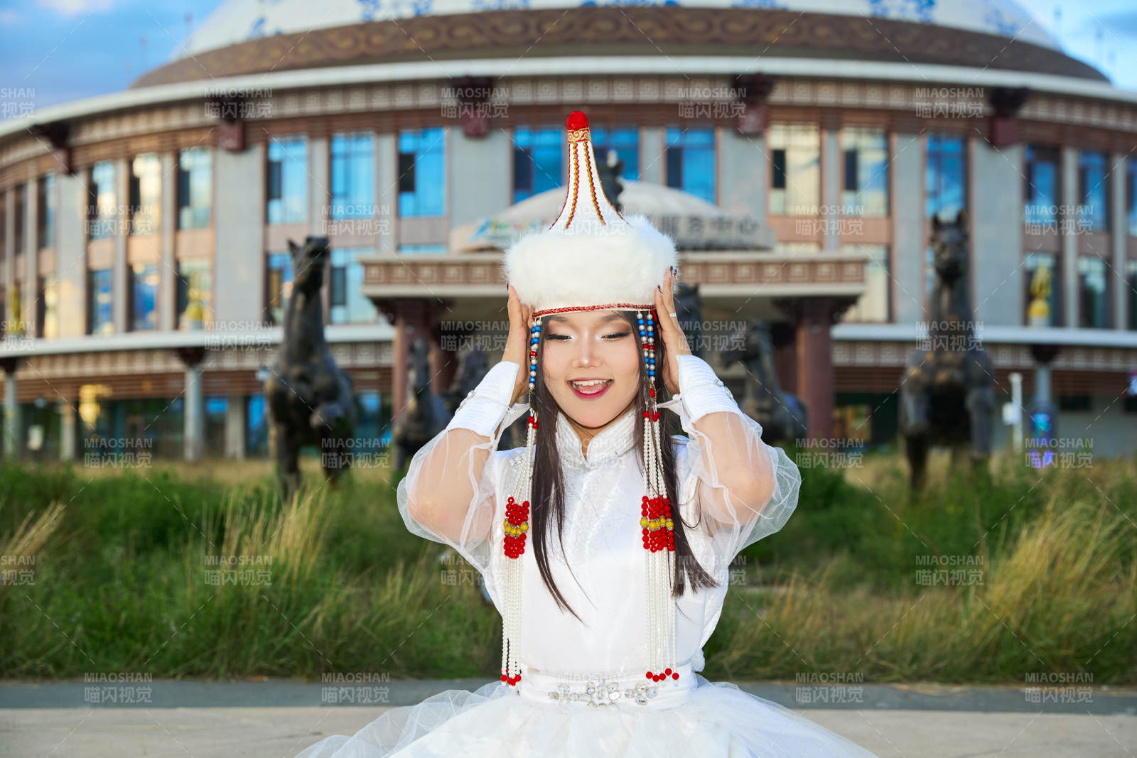 穿着蒙古族达尔罕部落传统服饰的蒙族姑娘图片