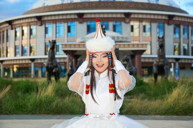 穿着蒙古族达尔罕部落传统服饰的蒙族姑娘图片