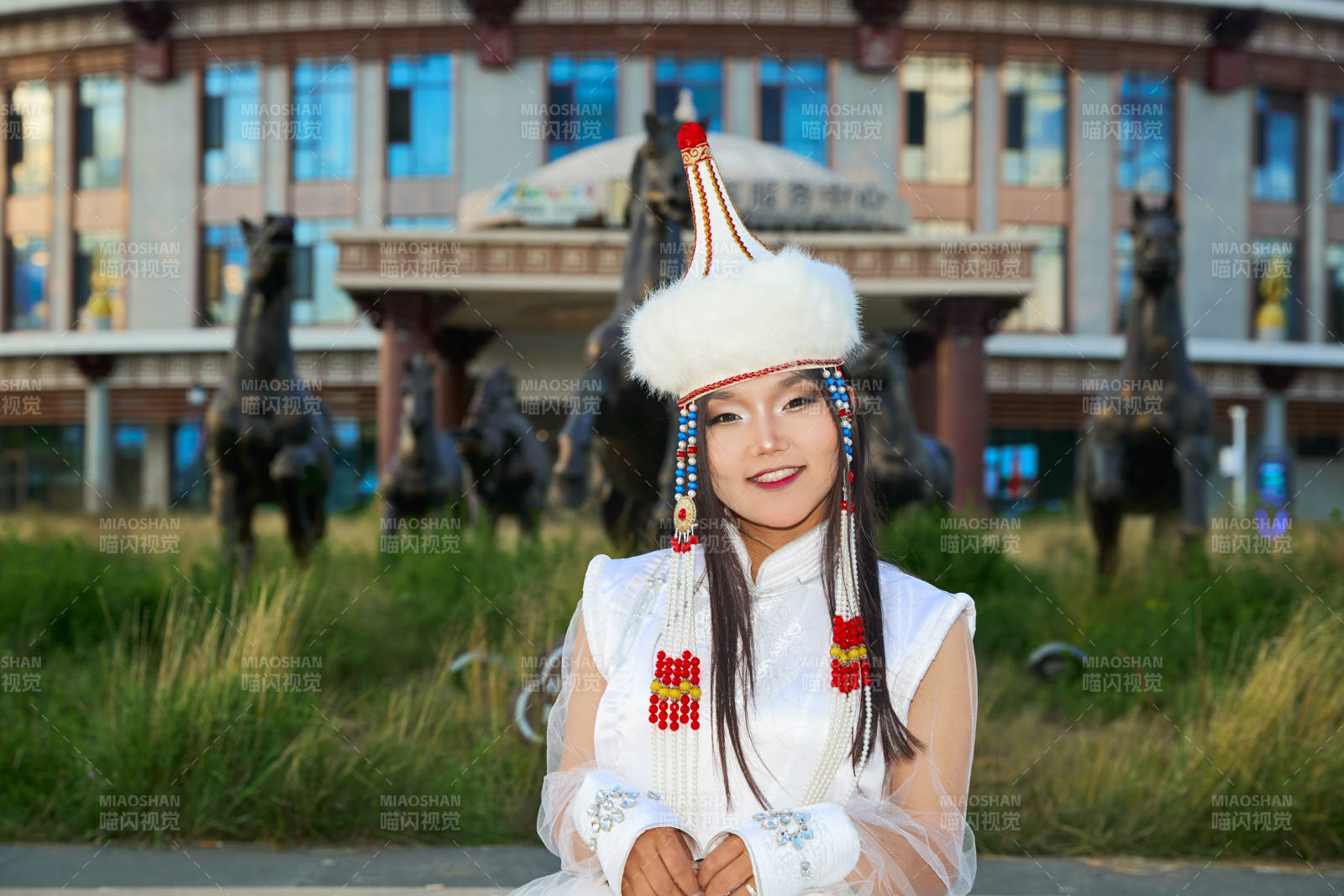 穿着蒙古族达尔罕部落传统服饰的蒙族姑娘图片