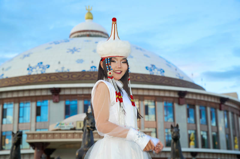 穿着蒙古族达尔罕部落传统服饰的蒙族姑娘图片