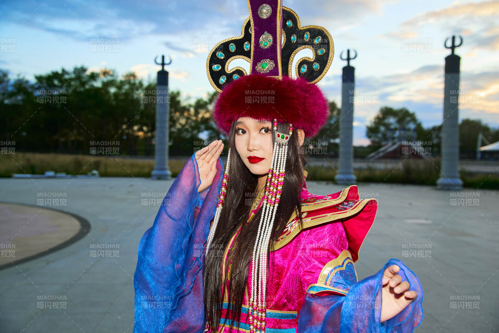 身穿蒙古族不里亚特部落传统服饰的蒙族姑娘图片