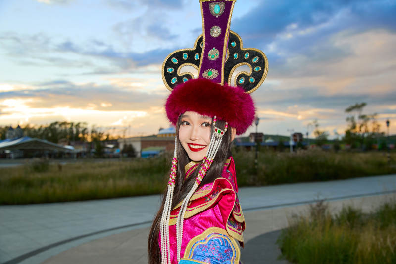 身穿蒙古族不里亚特部落传统服饰的蒙族姑娘图片