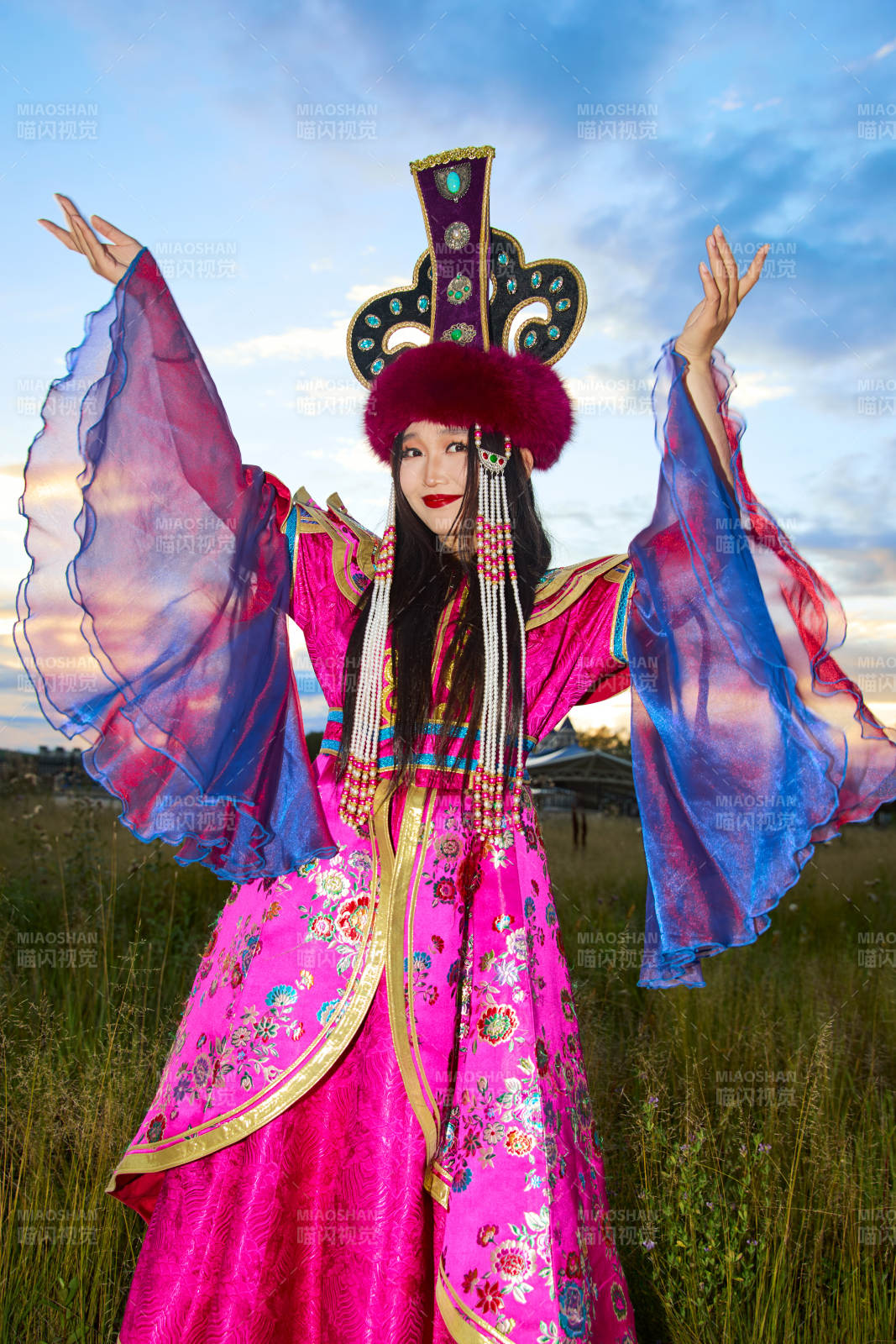 身穿蒙古族不里亚特部落传统服饰的蒙族姑娘图片