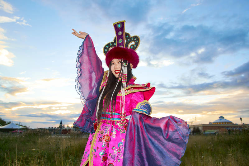 身穿蒙古族不里亚特部落传统服饰的蒙族姑娘图片