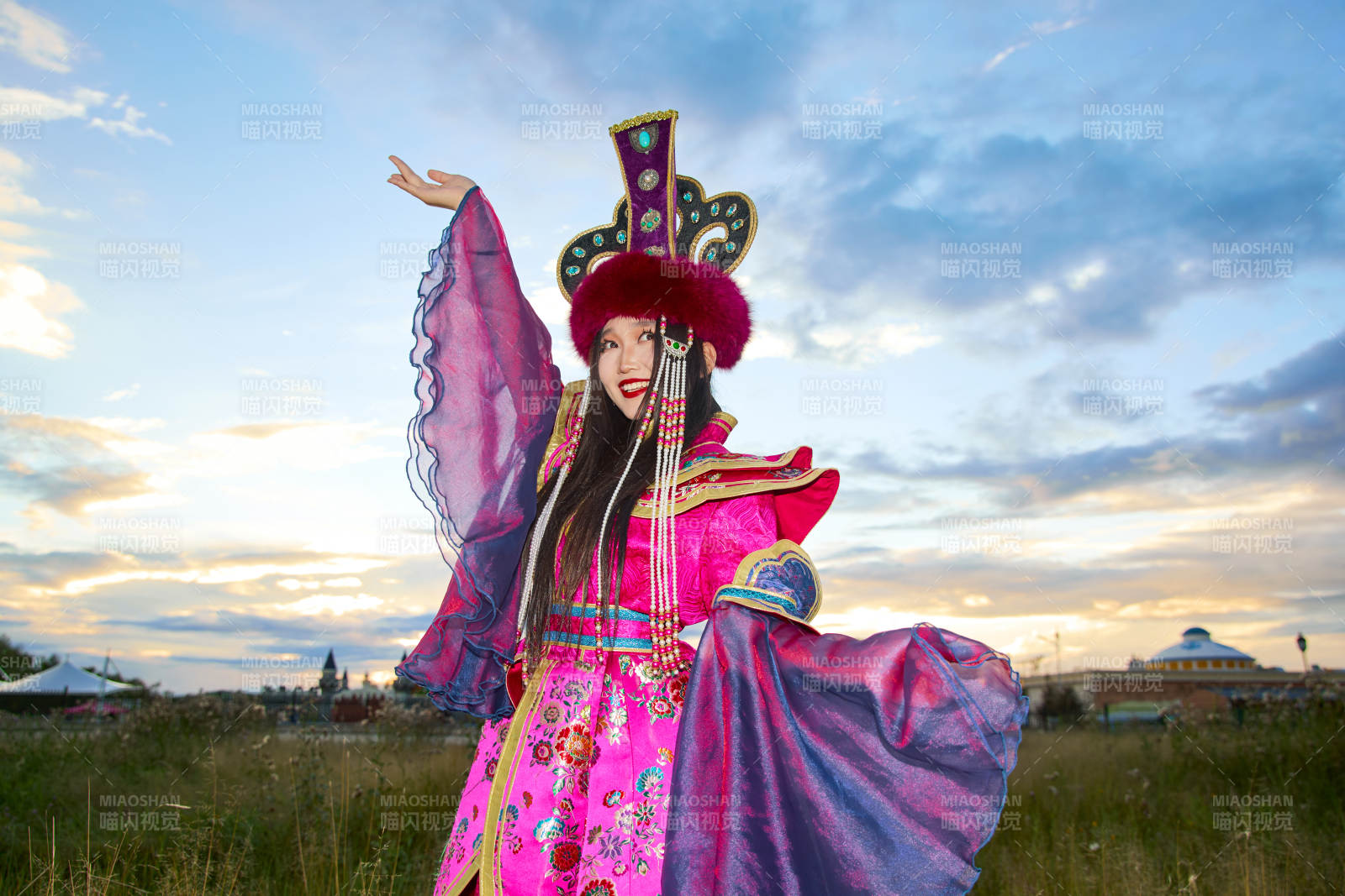 身穿蒙古族不里亚特部落传统服饰的蒙族姑娘图片