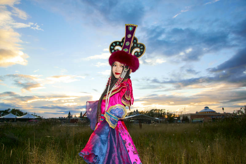 身穿蒙古族不里亚特部落传统服饰的蒙族姑娘图片