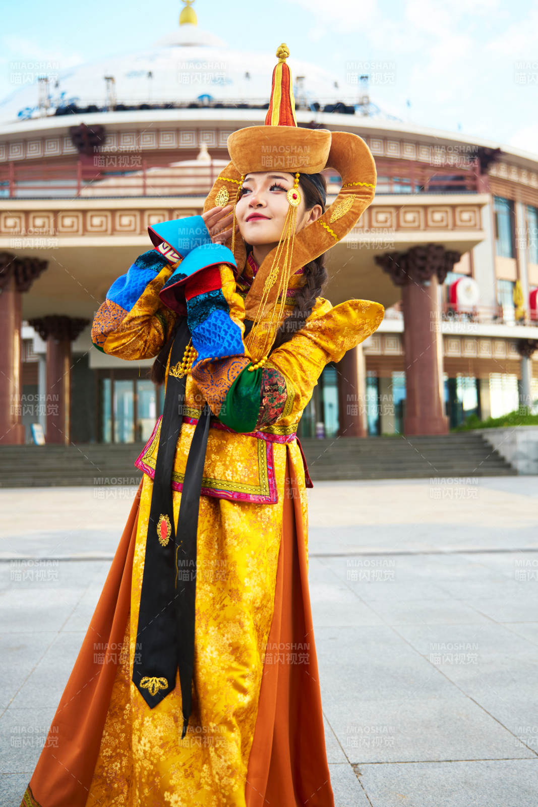 身穿蒙古族喀尔喀部落传统服饰的蒙族姑娘图片