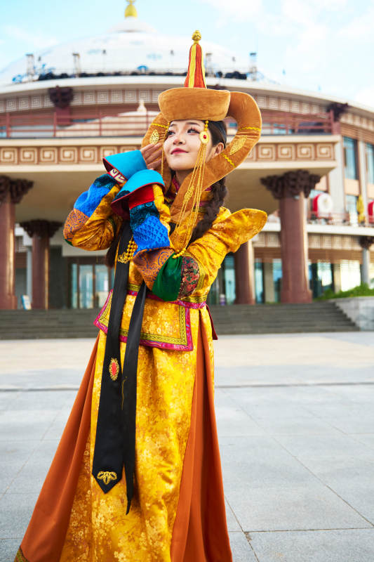 身穿蒙古族喀尔喀部落传统服饰的蒙族姑娘图片