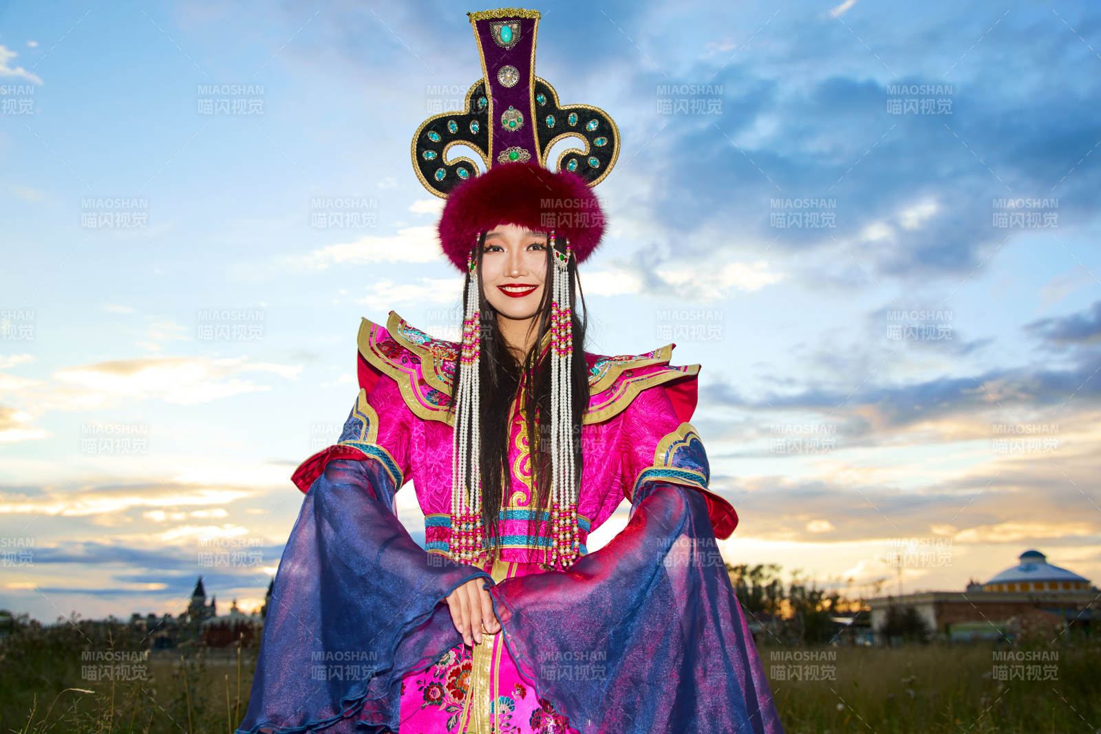 身穿蒙古族不里亚特部落传统服饰的蒙族姑娘图片