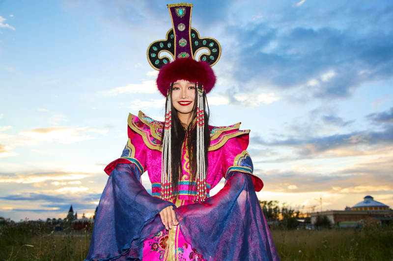 身穿蒙古族不里亚特部落传统服饰的蒙族姑娘图片