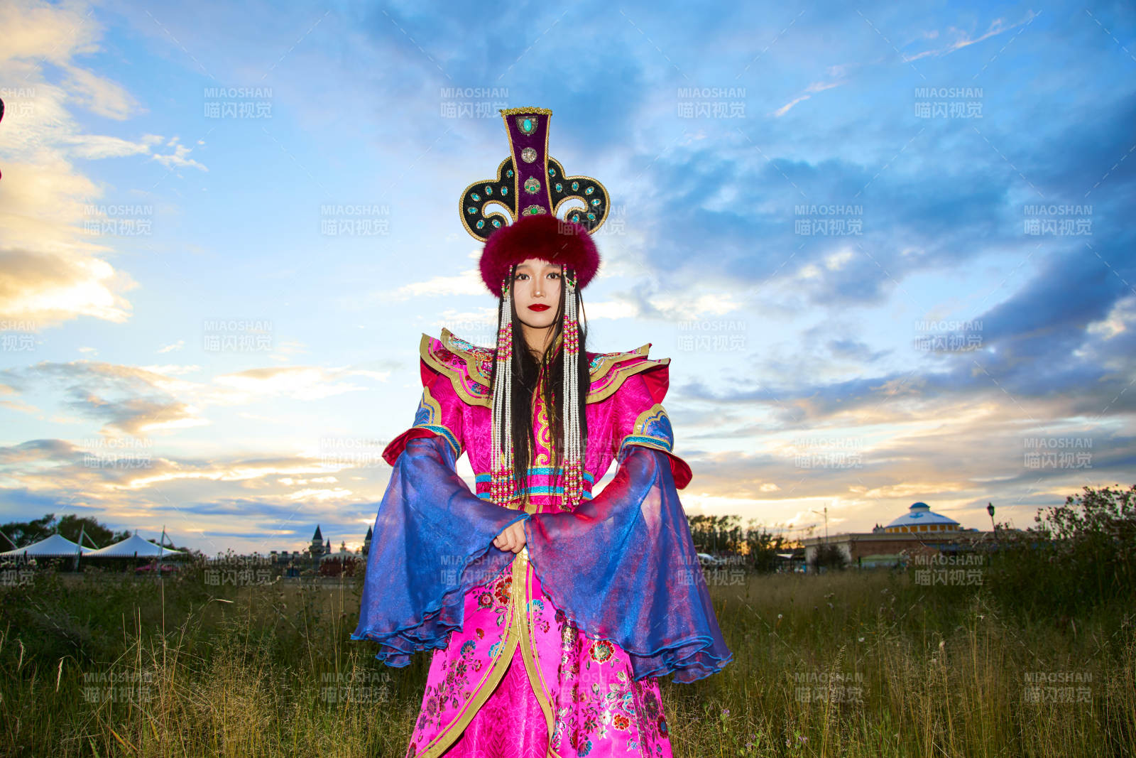 身穿蒙古族不里亚特部落传统服饰的蒙族姑娘图片