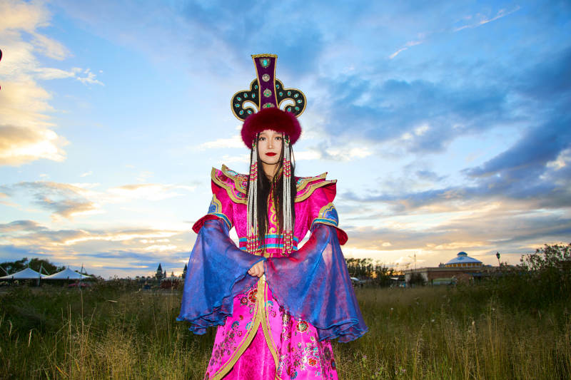 身穿蒙古族不里亚特部落传统服饰的蒙族姑娘图片