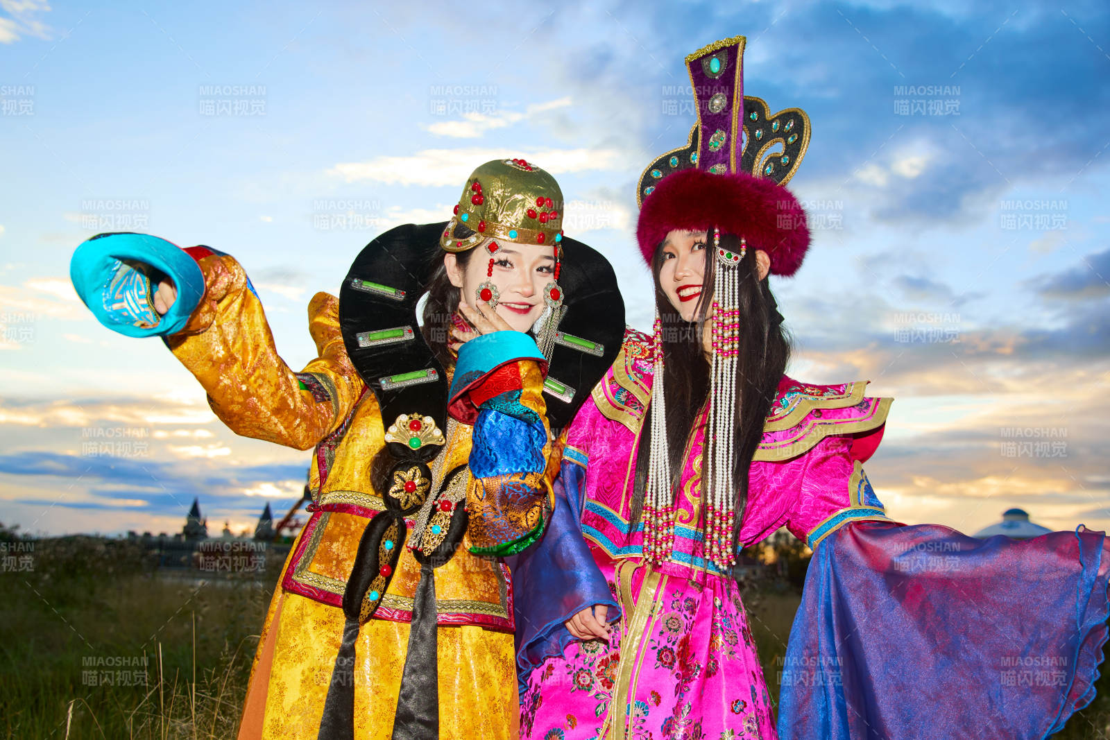 身穿蒙古族部落传统服饰的两位蒙古族姑娘图片