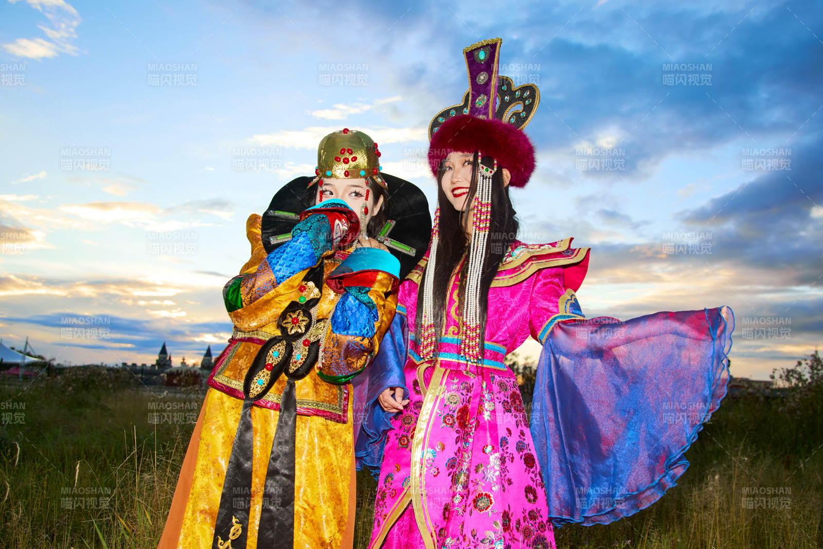 身穿蒙古族部落传统服饰的两位蒙古族姑娘图片