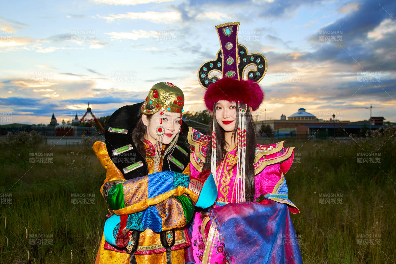 身穿蒙古族部落传统服饰的两位蒙古族姑娘图片