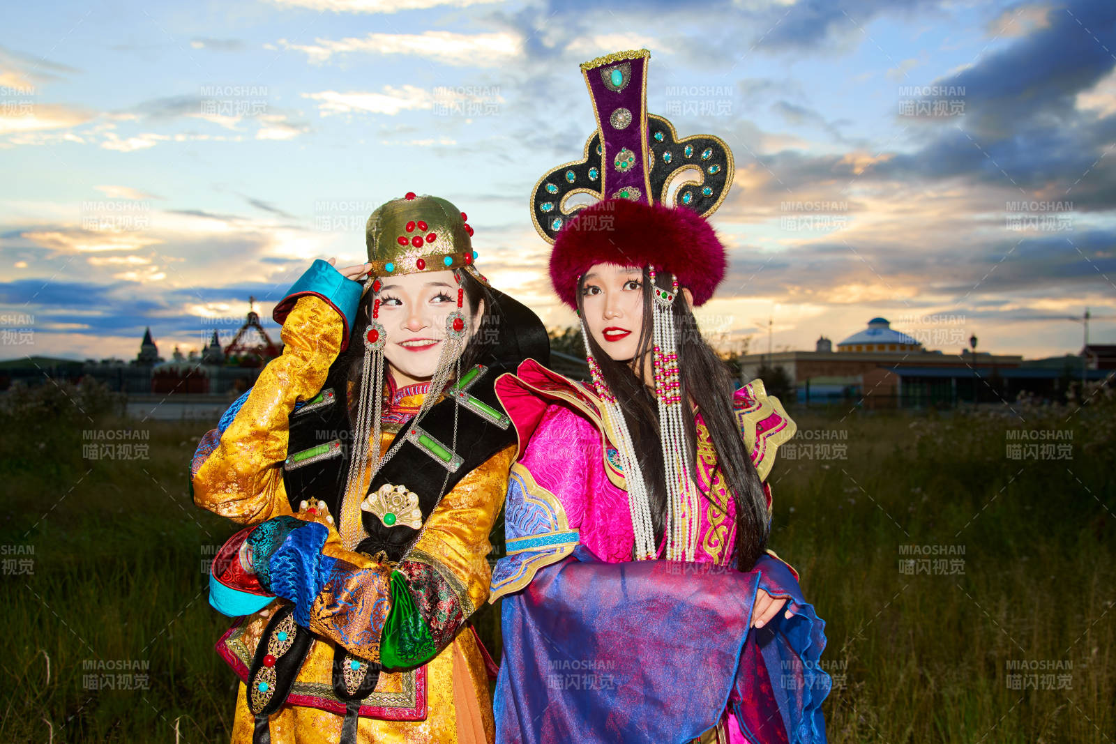 身穿蒙古族部落传统服饰的两位蒙古族姑娘图片