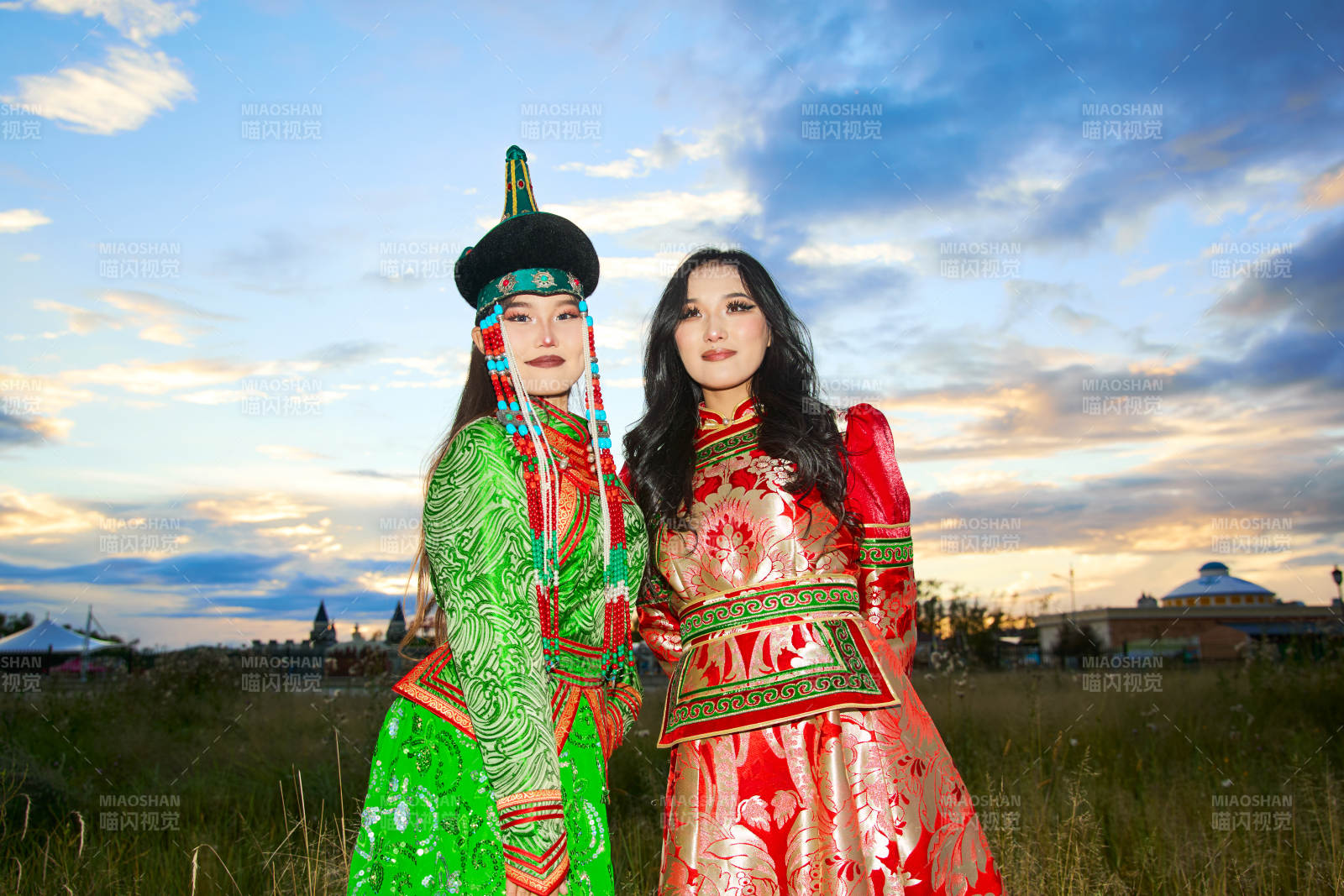 身穿蒙古族部落传统服饰的两位蒙古族姑娘图片