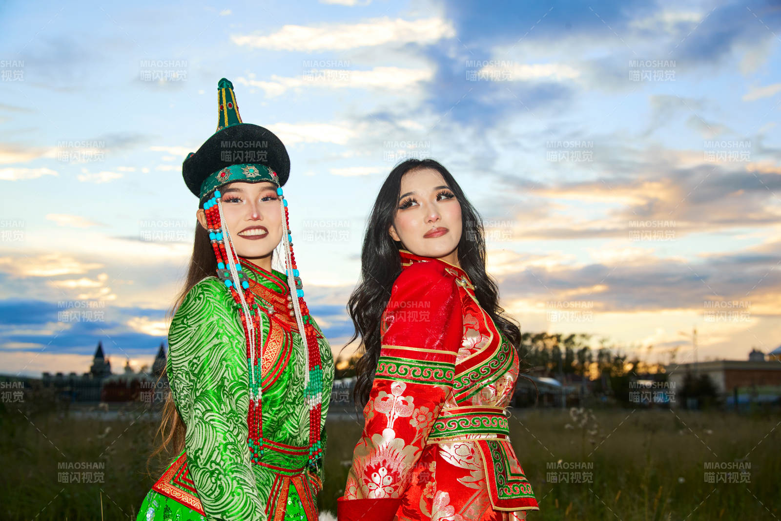 身穿蒙古族部落传统服饰的两位蒙古族姑娘图片