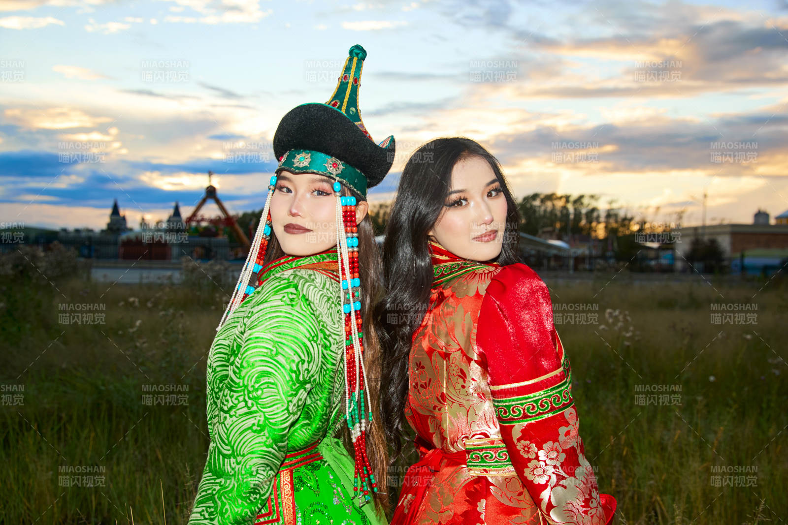 身穿蒙古族部落传统服饰的两位蒙古族姑娘图片