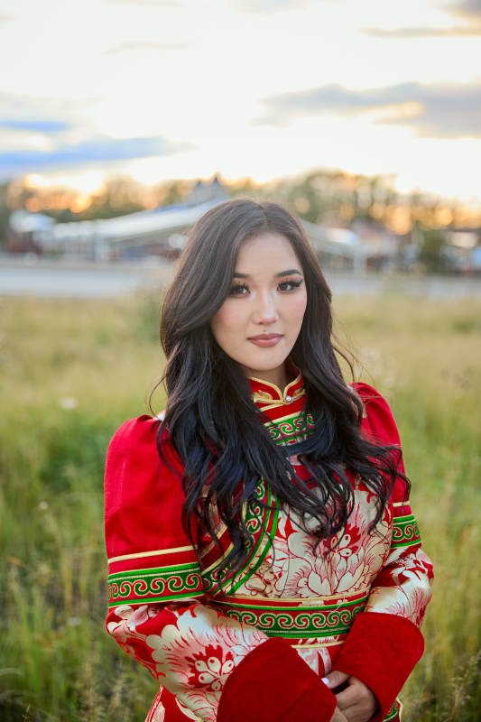 穿着蒙古族鄂尔多斯部落传统服饰的蒙族姑娘图片