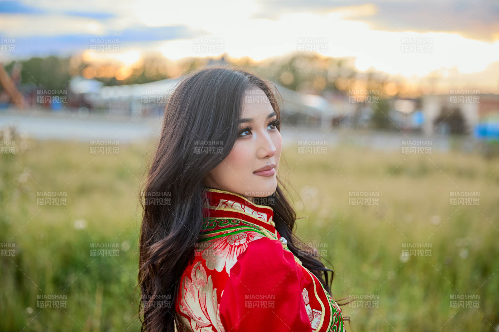 穿着蒙古族鄂尔多斯部落传统服饰的蒙族姑娘图片