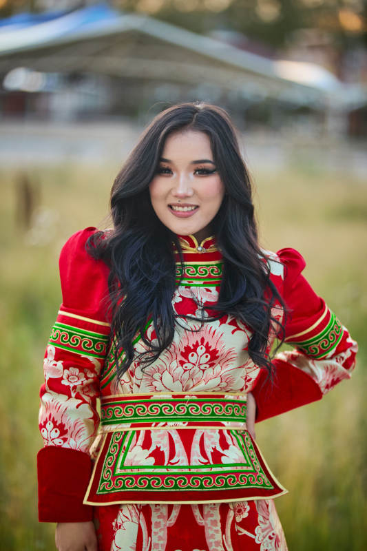 穿着蒙古族鄂尔多斯部落传统服饰的蒙族姑娘图片