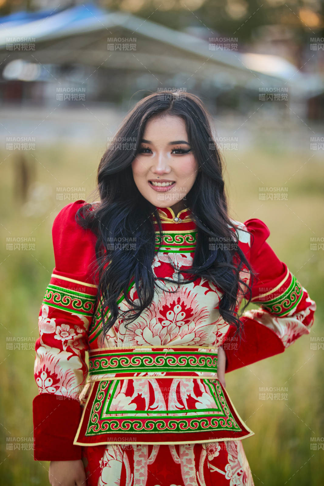 穿着蒙古族鄂尔多斯部落传统服饰的蒙族姑娘图片