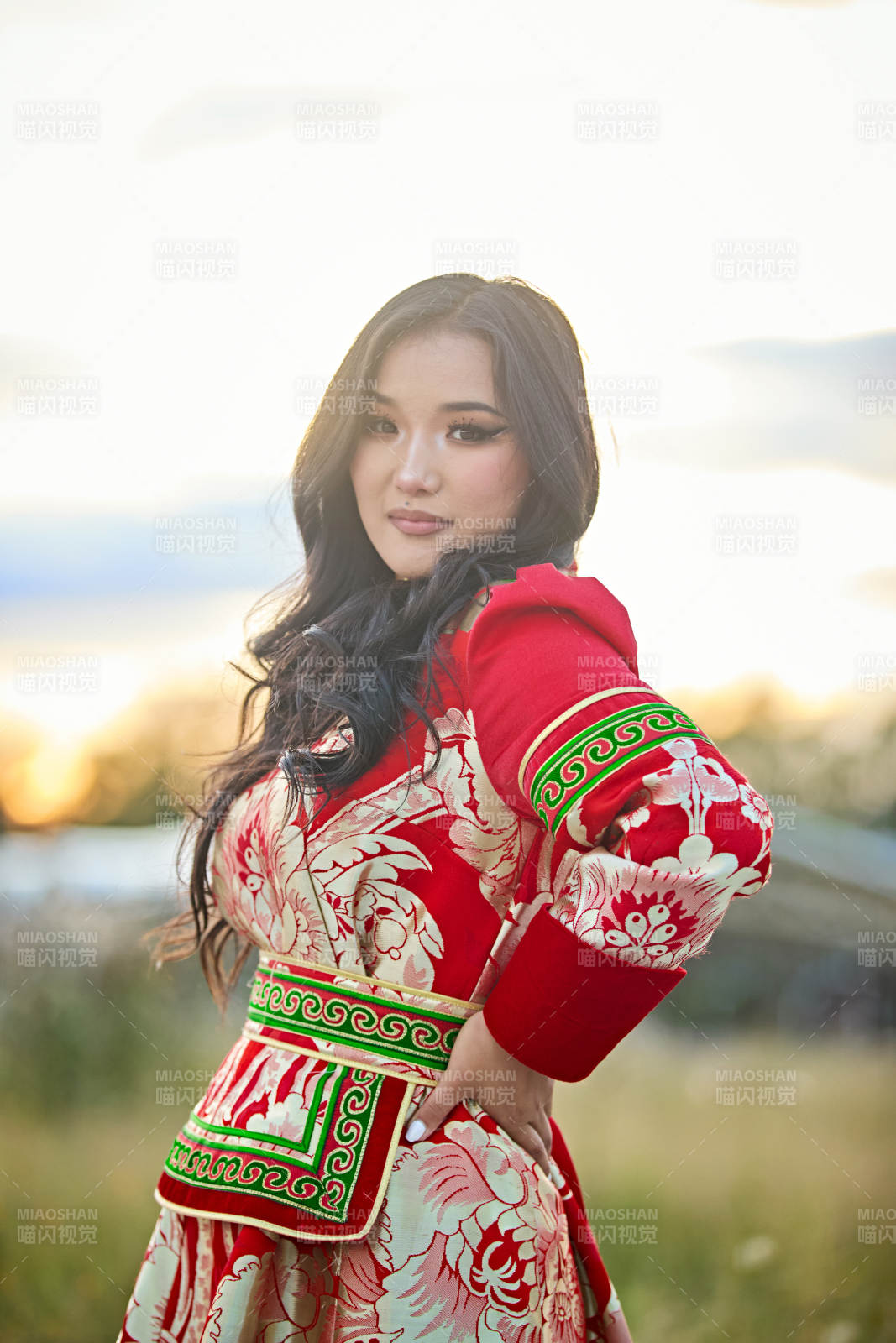 穿着蒙古族鄂尔多斯部落传统服饰的蒙族姑娘图片