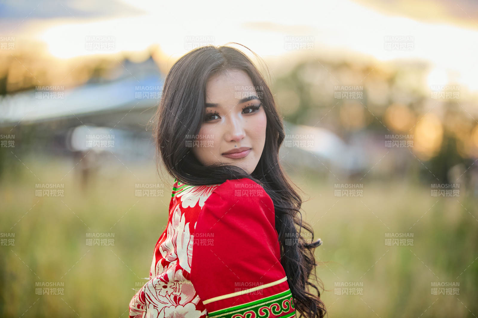 穿着蒙古族鄂尔多斯部落传统服饰的蒙族姑娘图片