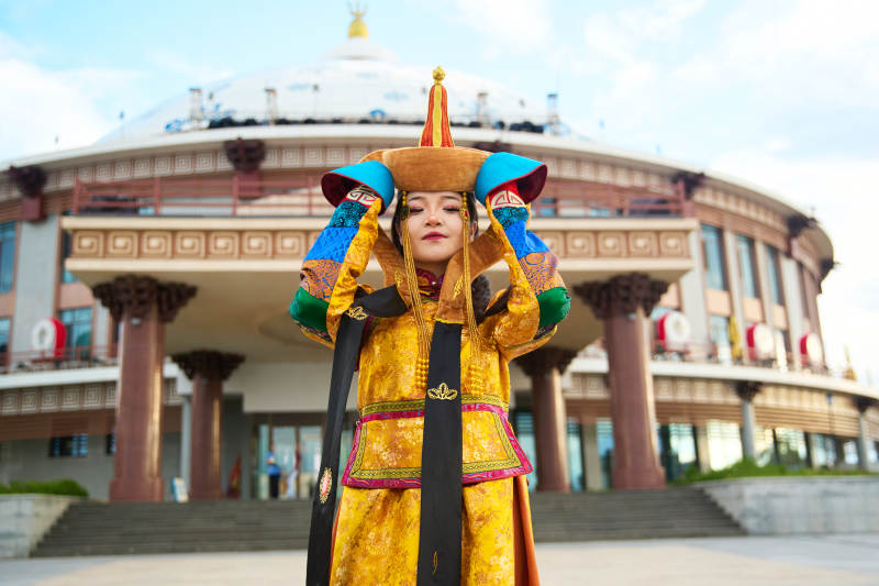 身穿蒙古族喀尔喀部落传统服饰的蒙族姑娘图片