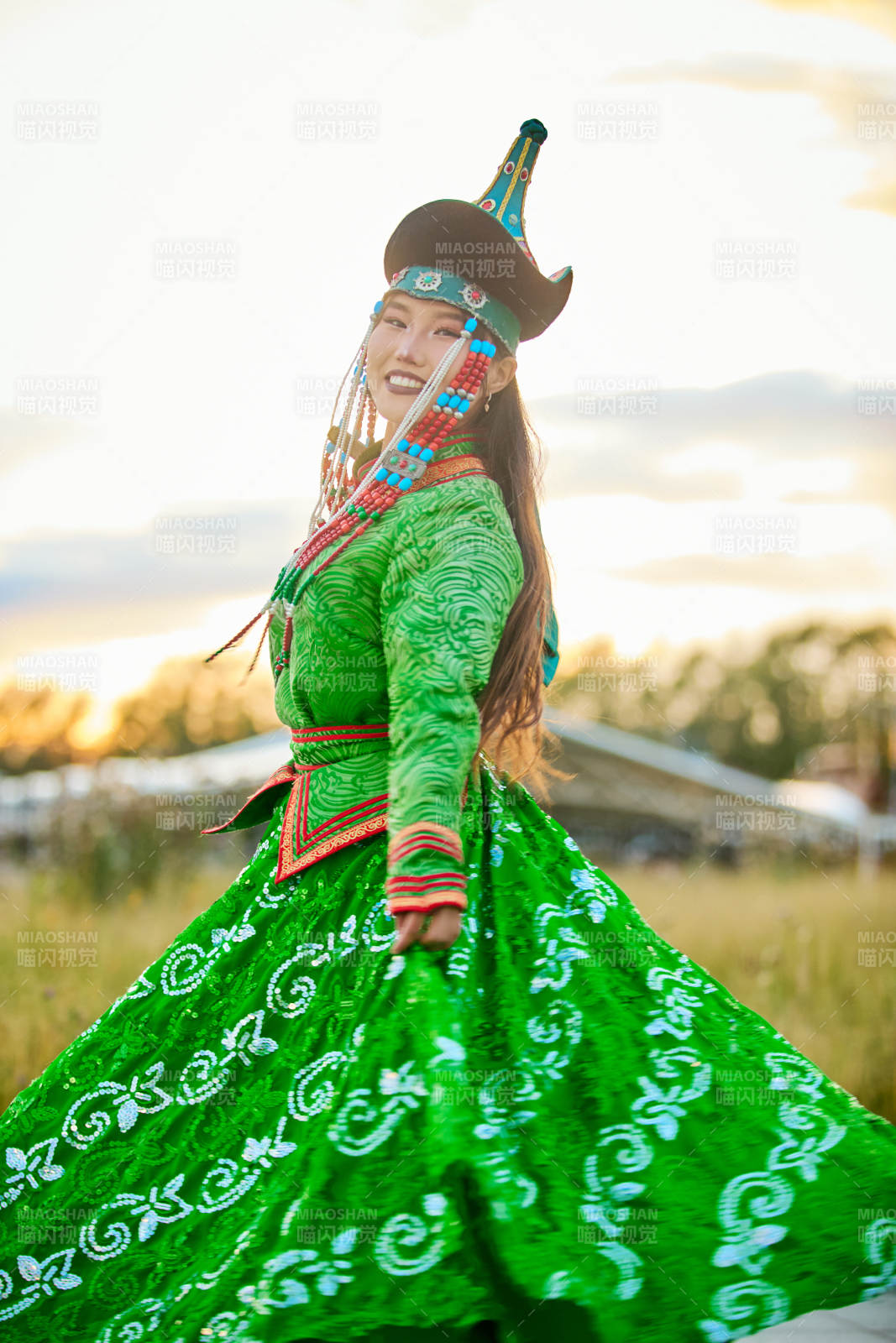 身穿蒙古族巴尔虎部落传统服饰的蒙族姑娘图片