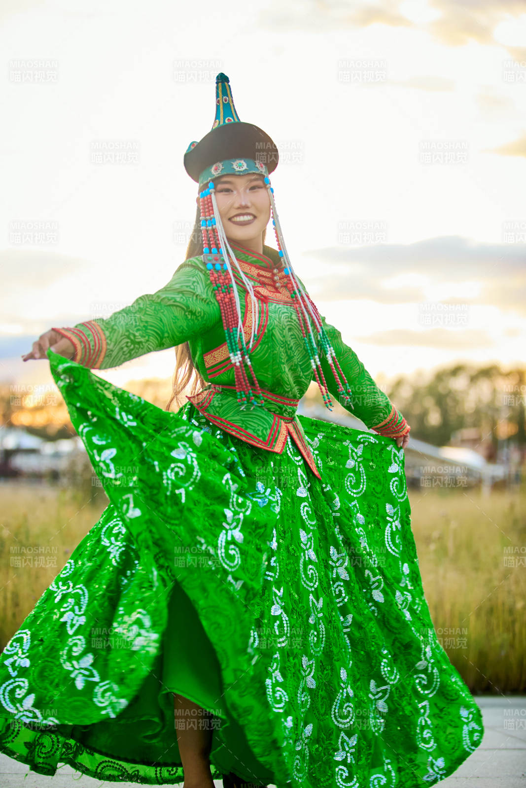 身穿蒙古族巴尔虎部落传统服饰的蒙族姑娘图片