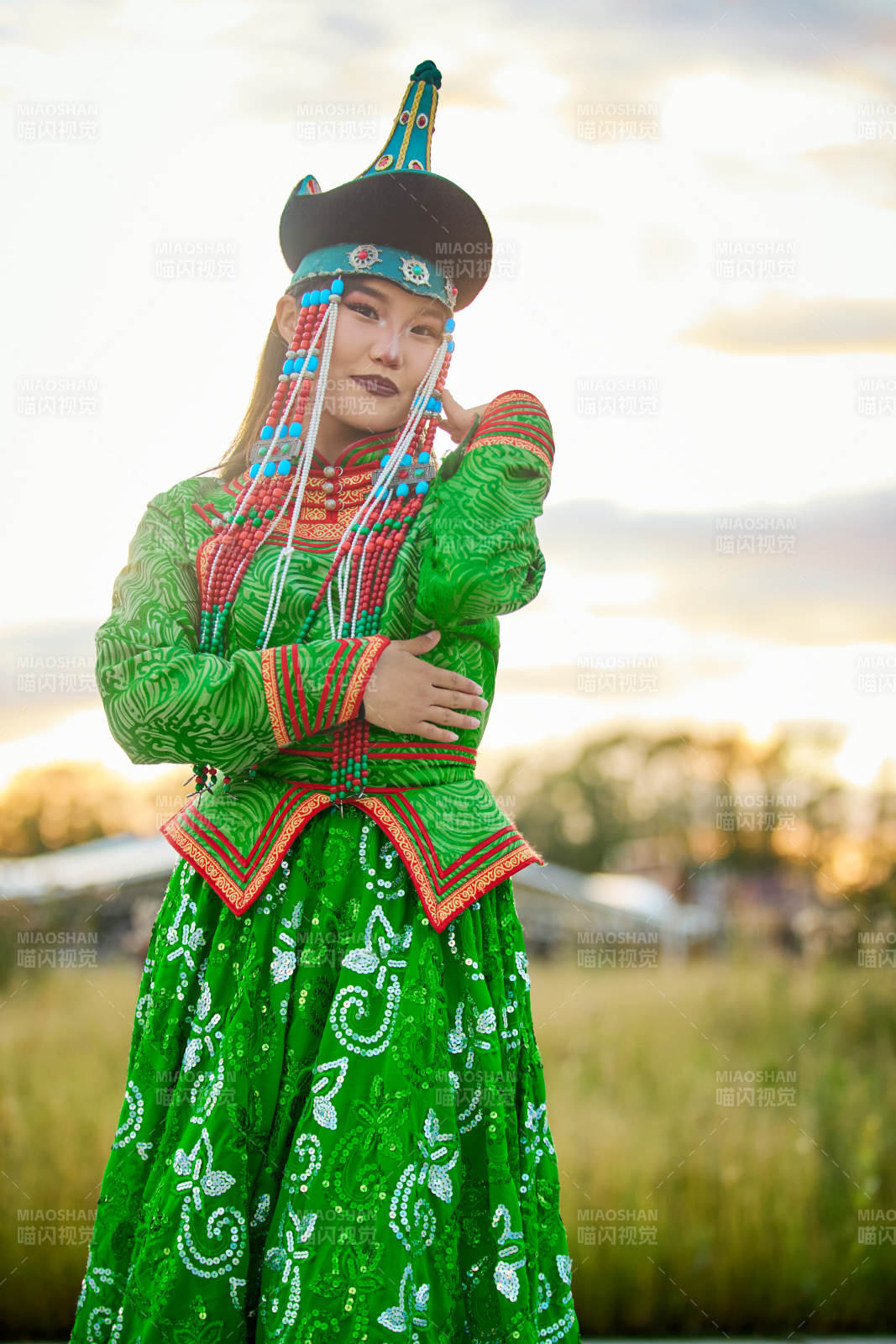 身穿蒙古族巴尔虎部落传统服饰的蒙族姑娘图片