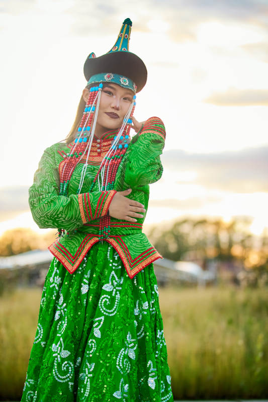 身穿蒙古族巴尔虎部落传统服饰的蒙族姑娘图片