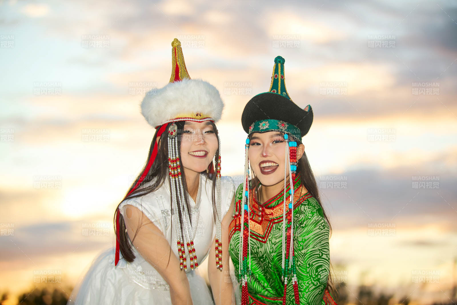 身穿蒙古族部落传统服饰的两位蒙古族姑娘图片