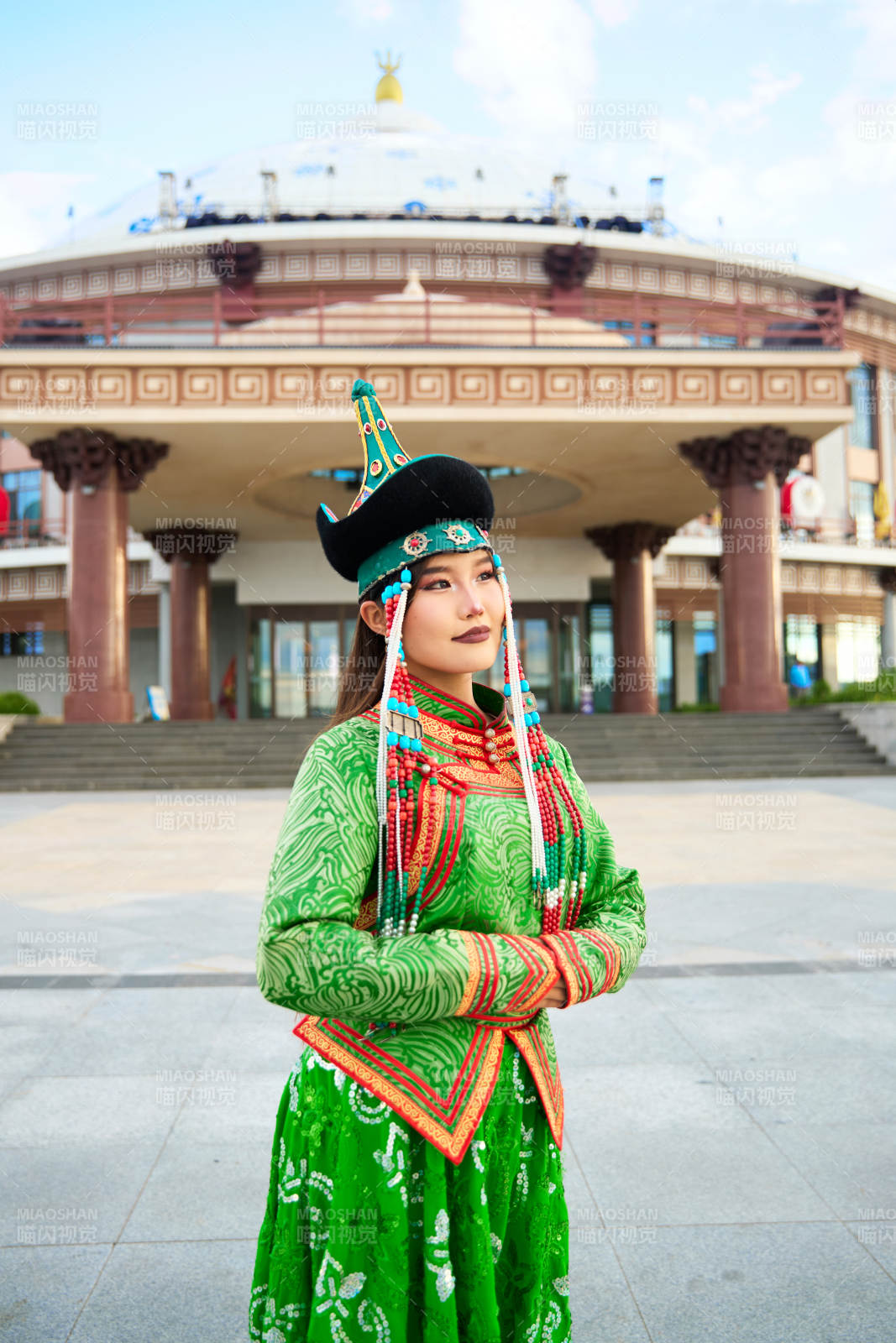 身穿蒙古族巴尔虎部落传统服饰的蒙族姑娘图片