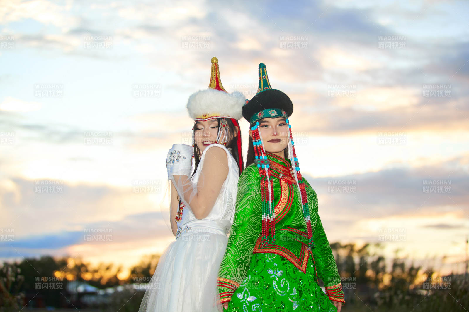 身穿蒙古族部落传统服饰的两位蒙古族姑娘图片