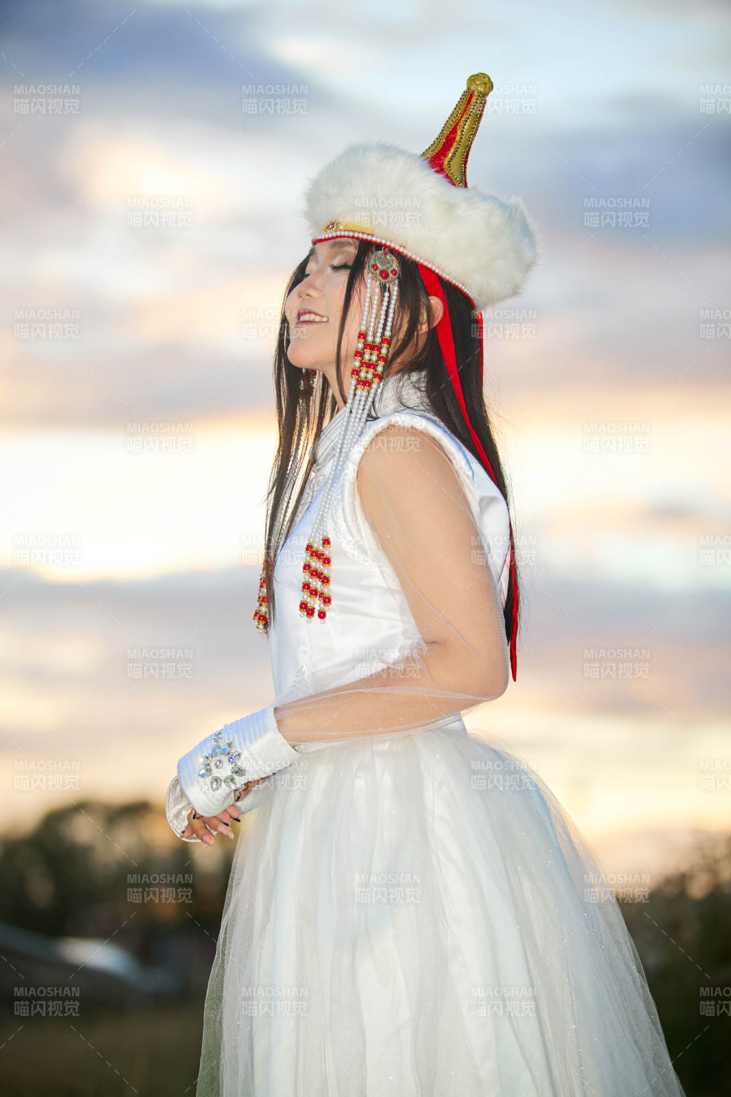 穿着蒙古族达尔罕部落传统服饰的蒙族姑娘图片