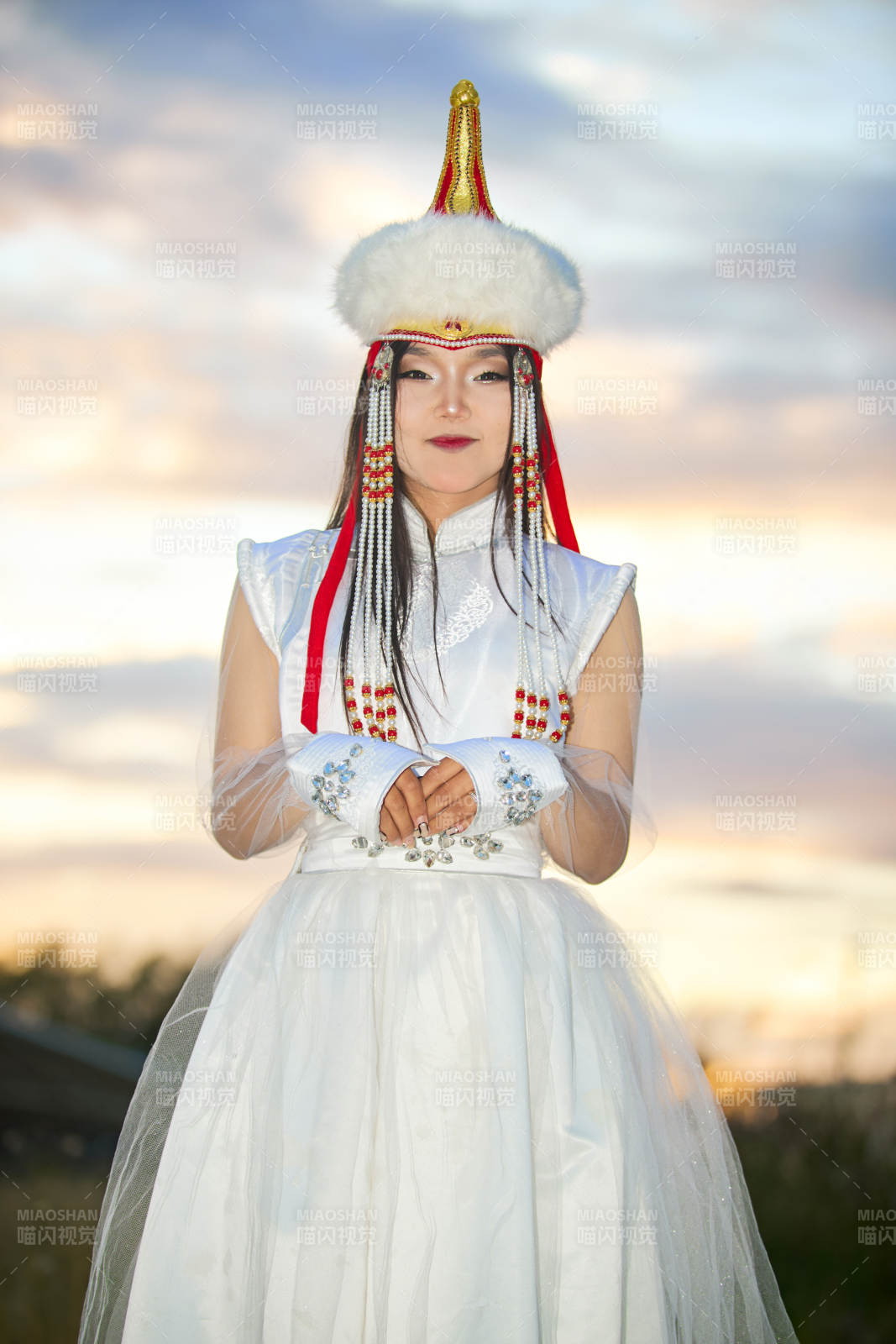 穿着蒙古族达尔罕部落传统服饰的蒙族姑娘图片