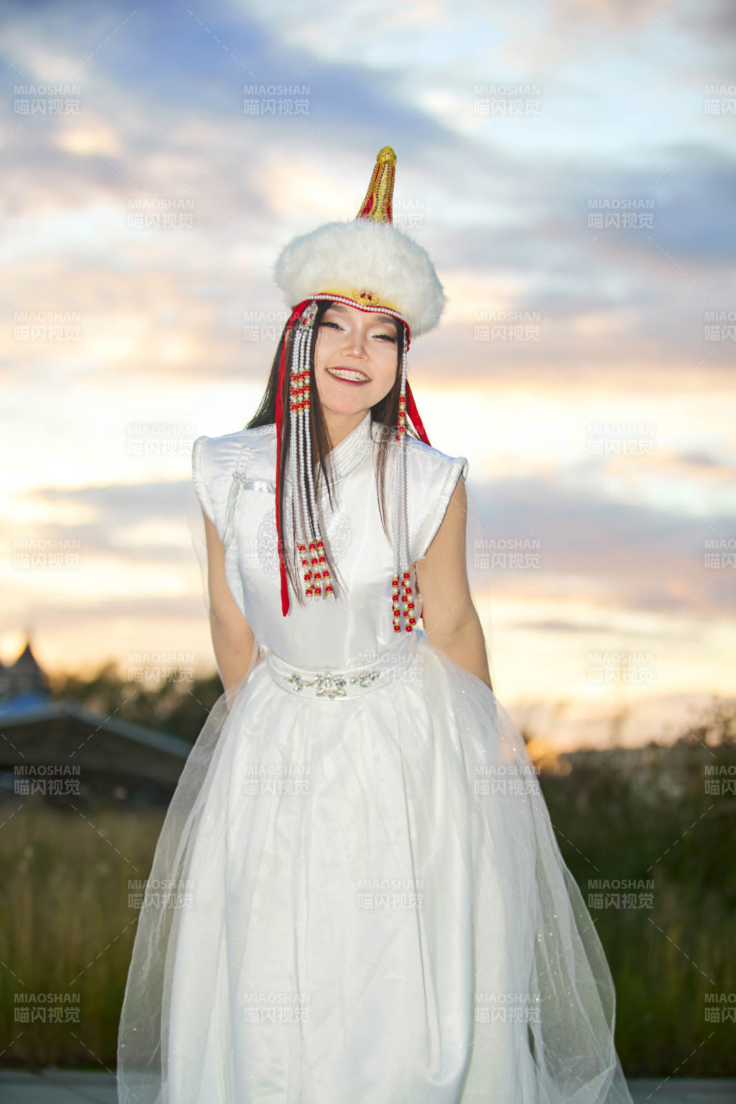 穿着蒙古族达尔罕部落传统服饰的蒙族姑娘图片